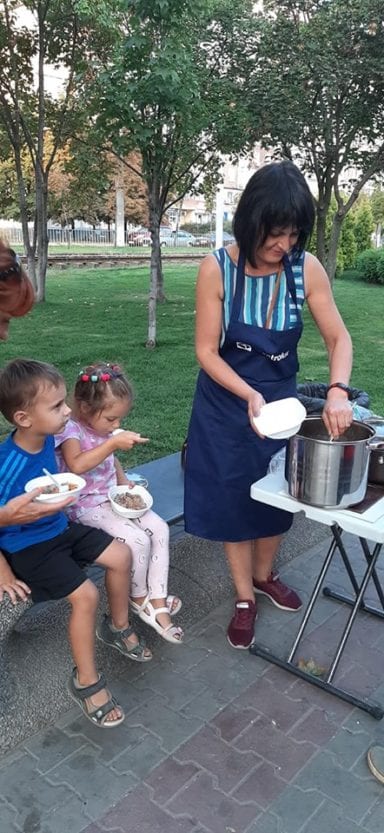 В Днепре на Левобережном-3 женщина предлагает нуждающимся бесплатный обед. Новости Днепра