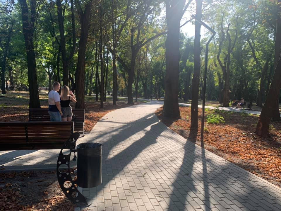 В Днепре горожане "оккупировали" лавочки в парке Гагарина (Фото). Новости Днепра