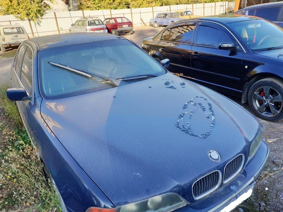 В Днепре на Красном Камне вандалы изувечили кислотой около полсотни авто (Фото). Новости Днепра