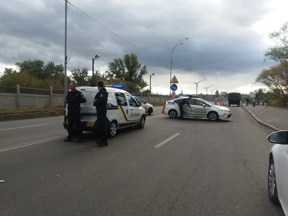 В Киеве происходит что-то страшное: на мосту Метро слышны выстрелы, дороги перекрыты, угроза взрыва. Новости Днепра