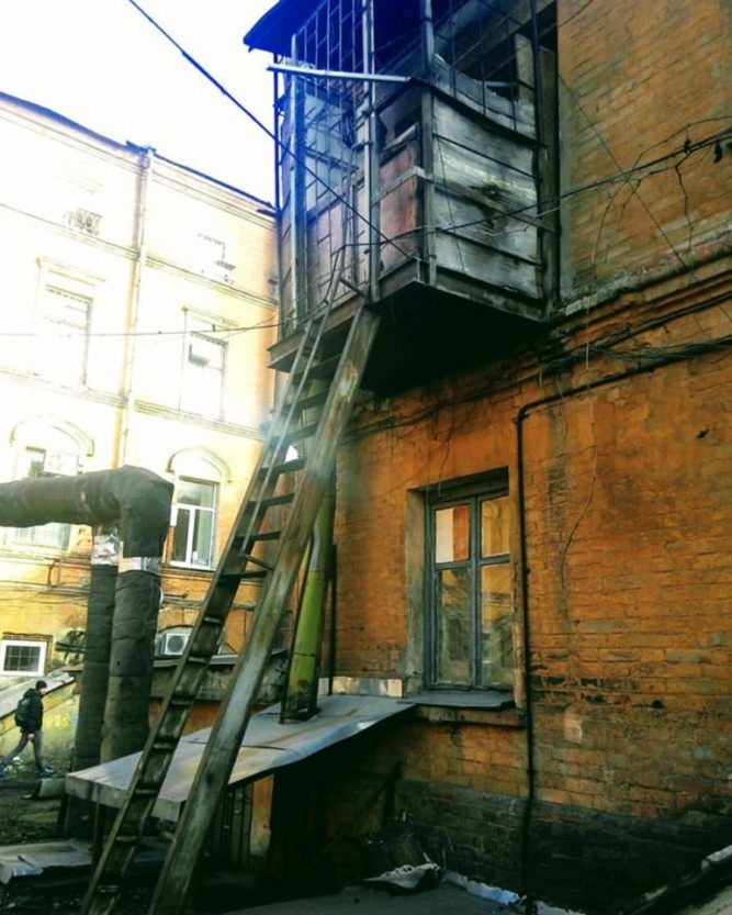 В центре Днепра нашли "царь-балкон" с парадной лестницей (фото). Новости Днепра