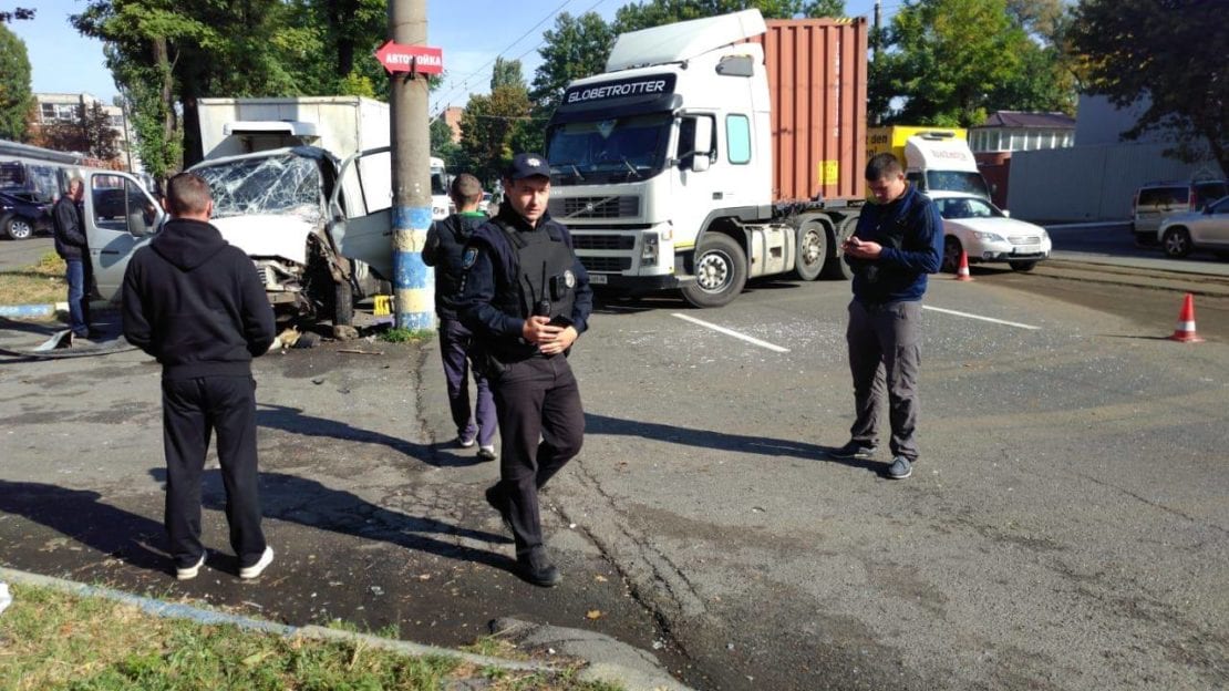 В Днепре на проспекте Богдана Хмельницкого серьезное ДТП: движение затруднено в обе стороны. Новости Днепра