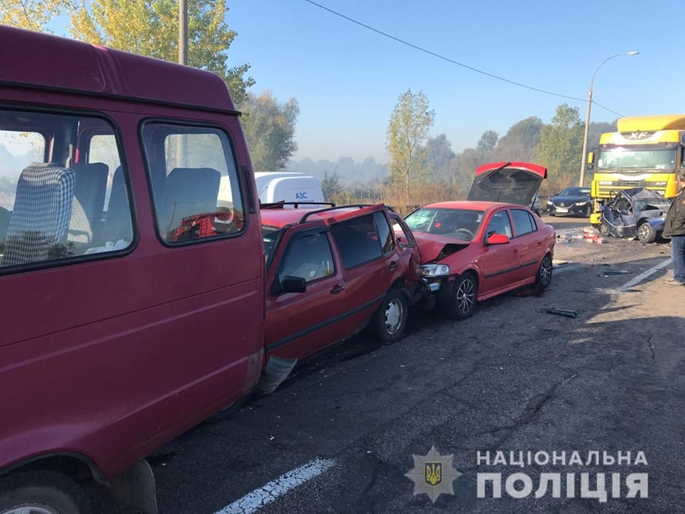 Черная полоса на дорогах Украины: под Киевом столкнулось 9 автомобилей (Фото). Новости Днепра