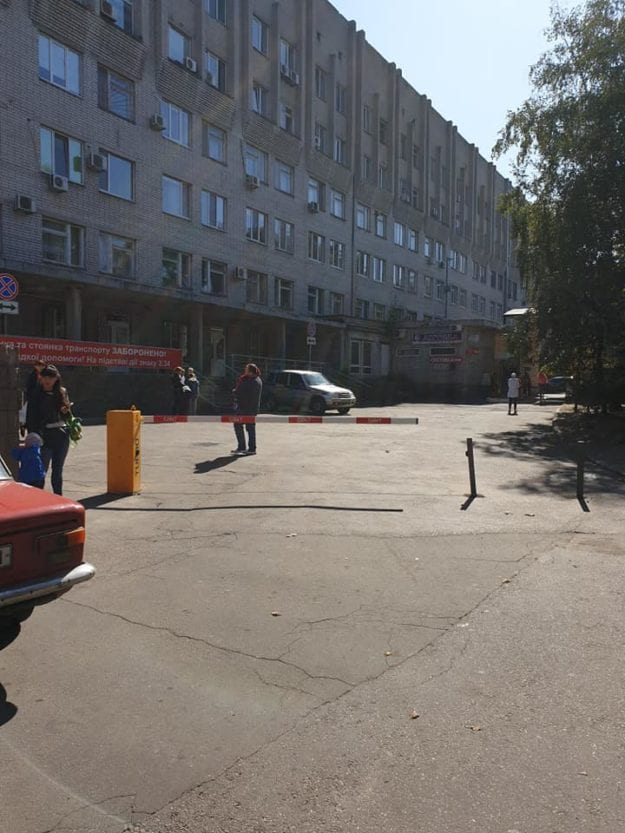 В Днепре установили шлагбаум возле приемного покоя больницы на Космической (Фото). Новости Днепра