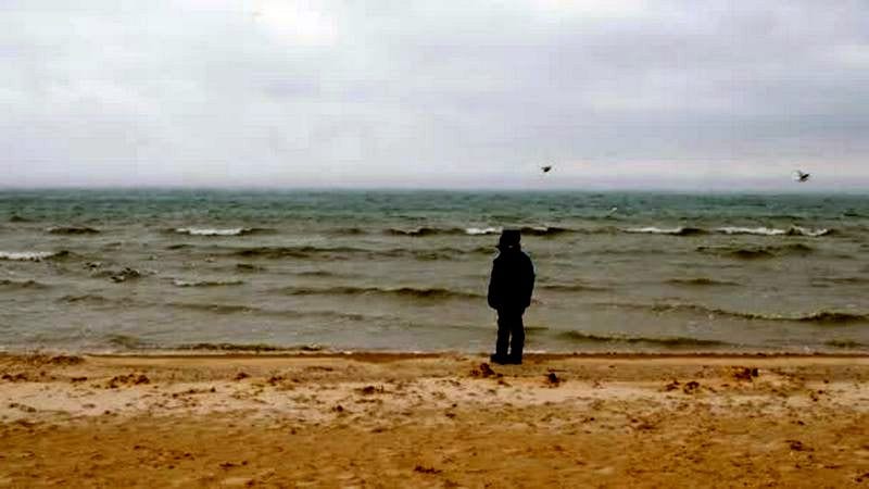 Азовское море не перестает удивлять: на побережье выпал первый снег (Фото). Новости Днепра