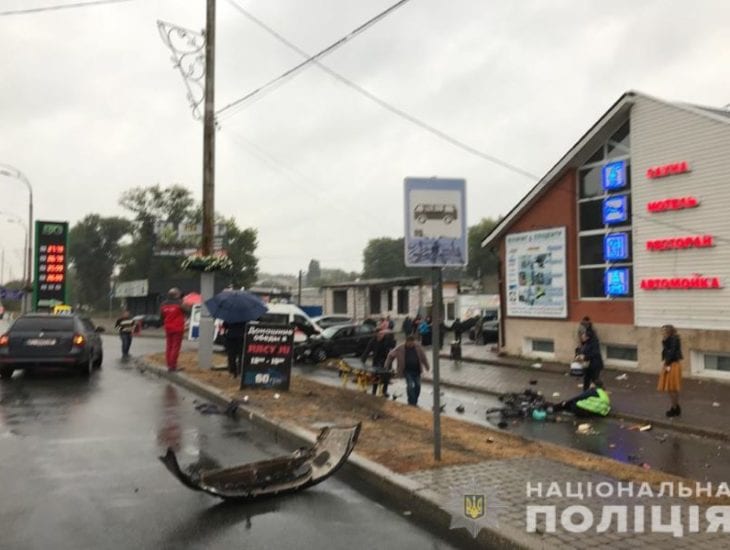 Под Киевом полицейский влетел в остановку с людьми: есть жертвы. Новости Днепра