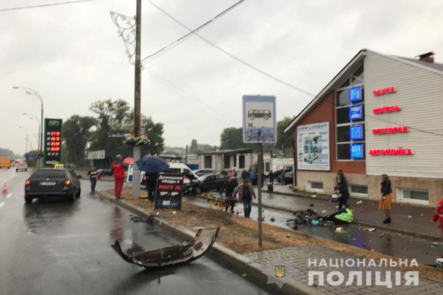 Под Киевом полицейский влетел в остановку с людьми: есть жертвы. Новости Днепра