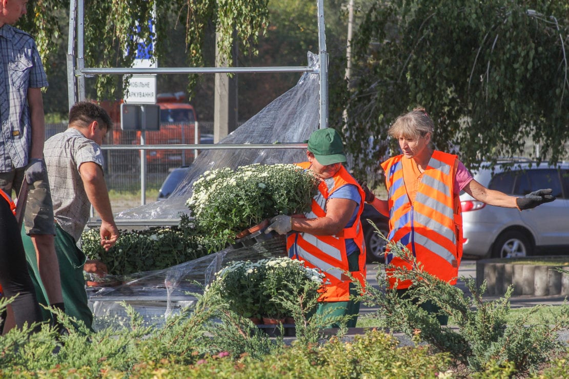 Коммунальный патруль: Днепр встречает осень хризантемами. Новости Днепра