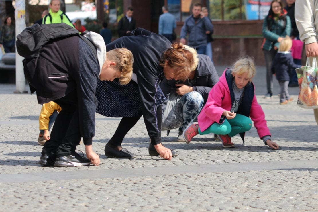 В центре Днепра девушка устроила провокацию: люди ползали на коленях (Фото). Новости Днепра