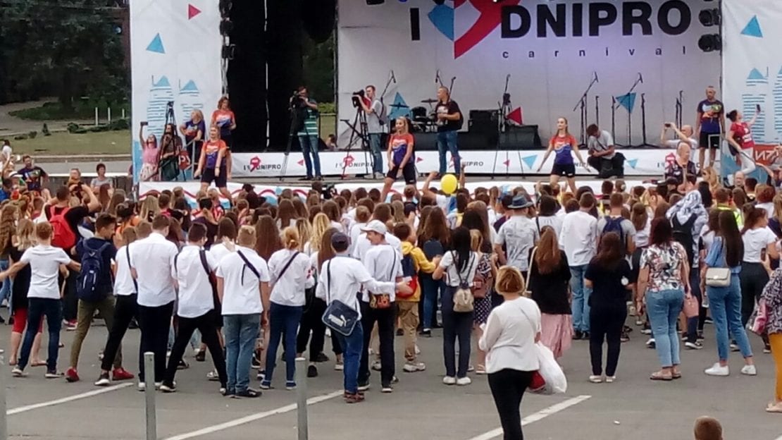 В центре Днепра «зажигают» бабушки и внуки (Фото, видео). Новости Днепра