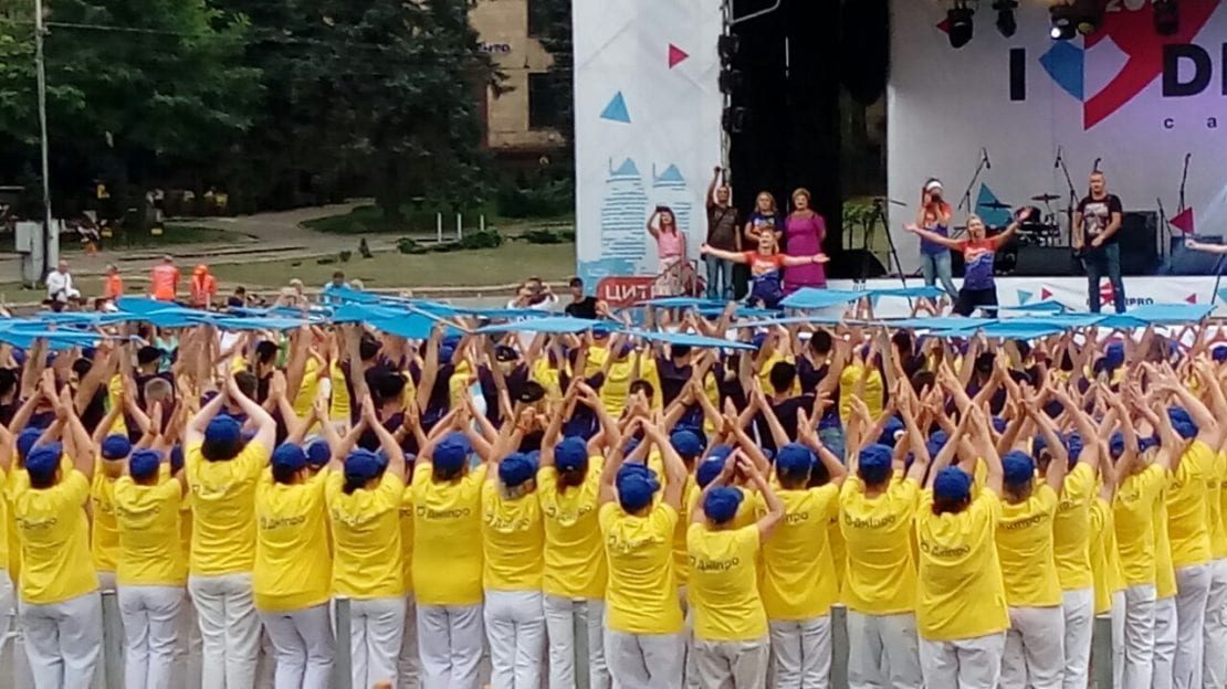 В центре Днепра «зажигают» бабушки и внуки (Фото, видео). Новости Днепра