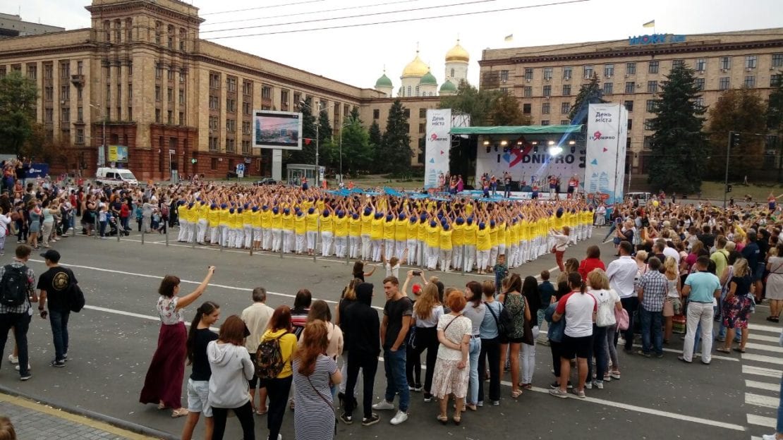 В центре Днепра «зажигают» бабушки и внуки (Фото, видео). Новости Днепра