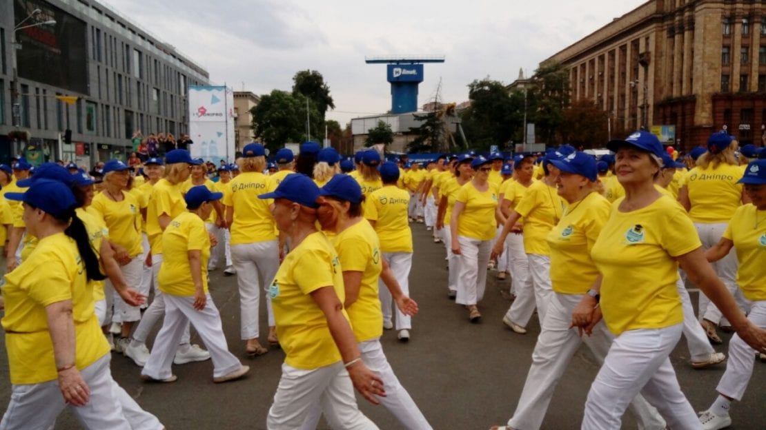 В центре Днепра «зажигают» бабушки и внуки (Фото, видео). Новости Днепра