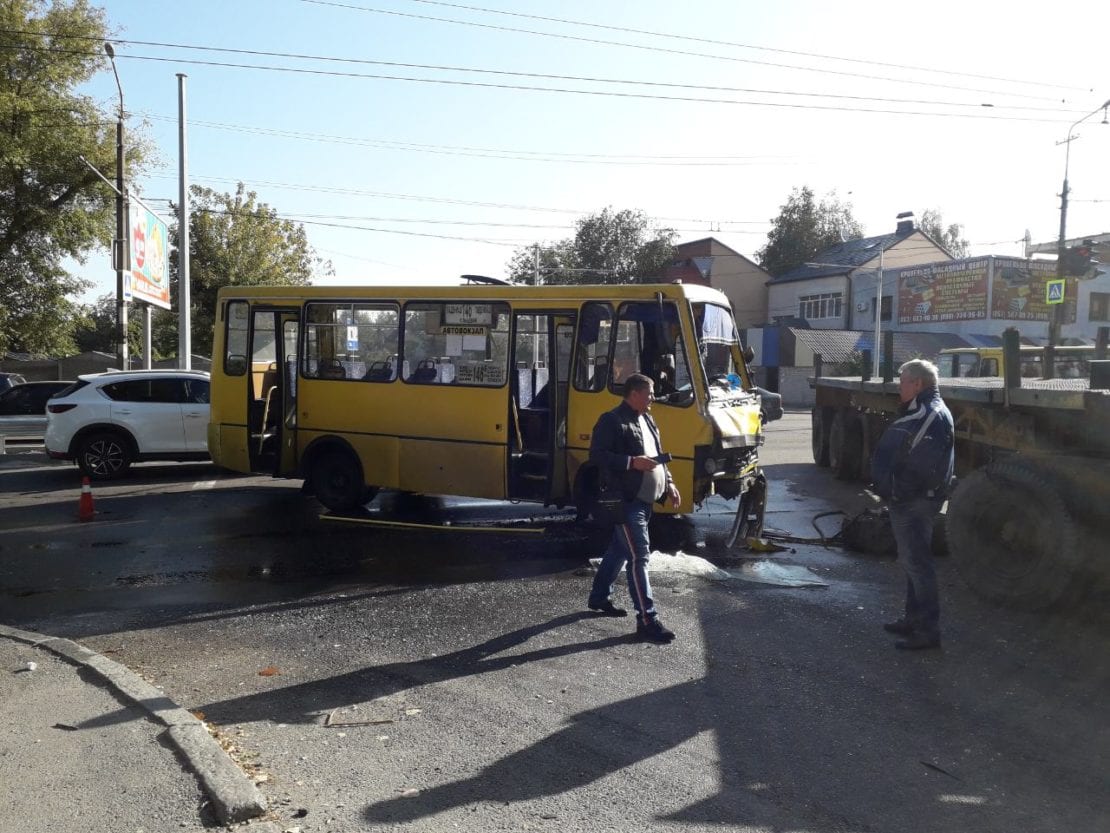 Новое масштабное ДТП с маршруткой произошло в Днепре: 11 пассажиров в больнице. Новости Днепра