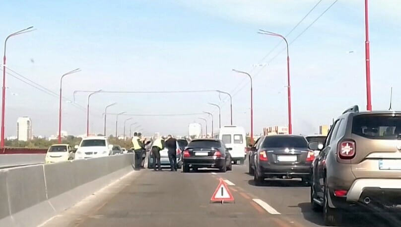 В Днепре Новом мосту столкнулись 4 автомобиля: образовалась пробка. Новости Днепра 