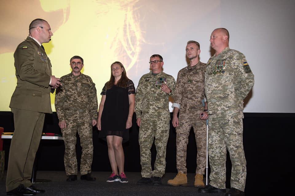 Аплодировали стоя: в Литве прошла премьера фильма об украинках, выживших в плену
