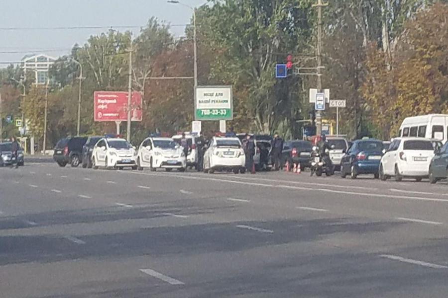 В Днепре на набережной толпа полицейских и люди на дороге: что происходит. Новости Днепра