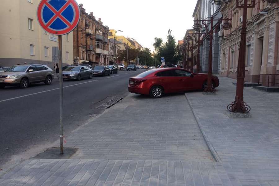 В центре Днепра появились почти идеальные карманы для парковки (Фото)