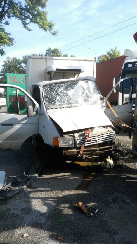 В Днепре на проспекте Богдана Хмельницкого серьезное ДТП: движение затруднено в обе стороны. Новости Днепра