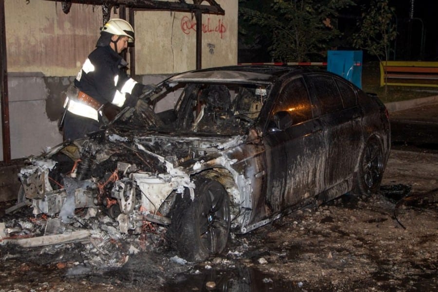 В Днепре ночью массово горели автомобили