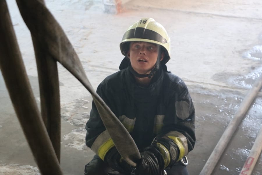 Богатые тоже плачут: под Днепром десятки пожарных спасали от огня трехэтажный особняк. Новости Днепра