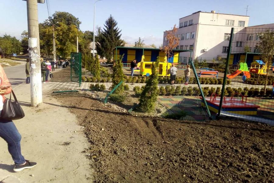 Под Днепром автомобиль влетел на игровую площадку детского сада: что произошло (ФОТО) Новости Днепра
