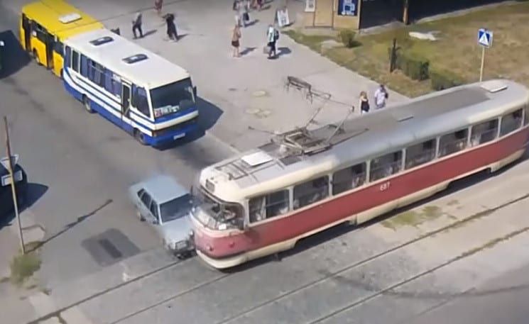 Жуткое ДТП в Каменском: трамвай на полном ходу влетел в легковушку (видео). Новости Днепра