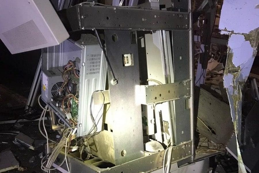 Под Днепром взорвали банкомат: грабители унесли огромную добычу