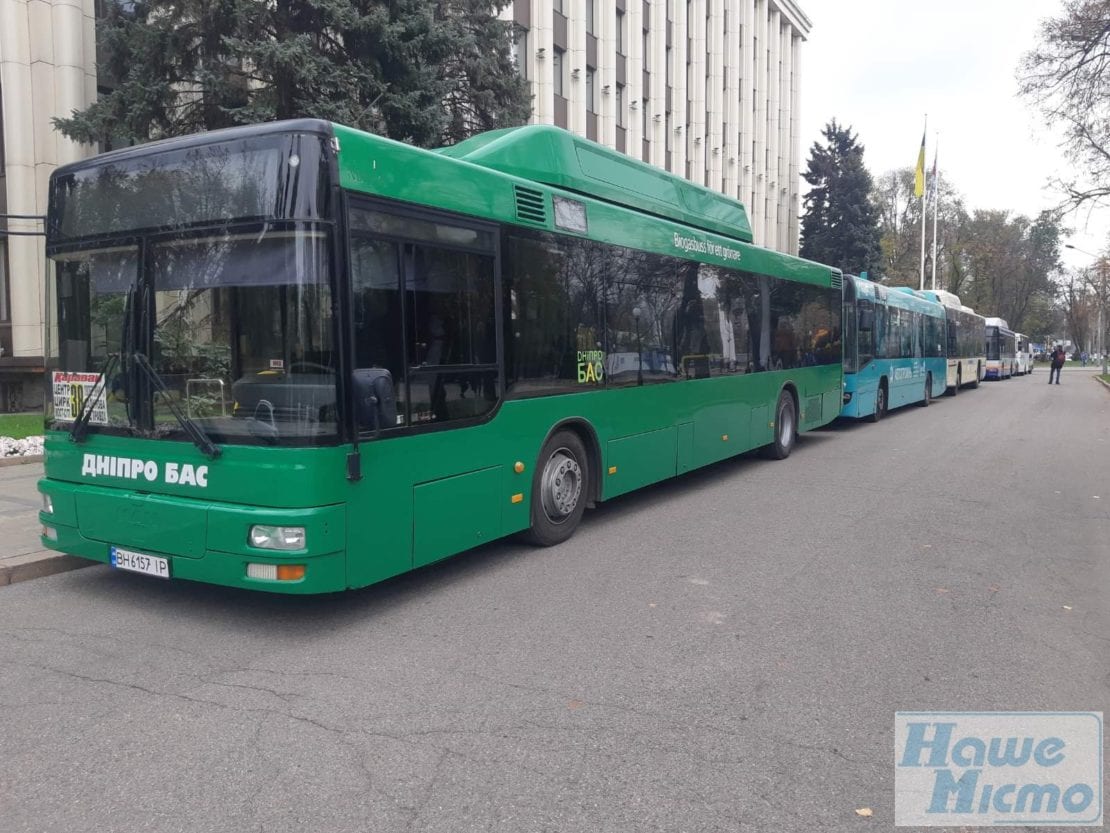 В Днепре под ОГА приехало большое количество автобусов: что происходит (Фото). Новости Днепра