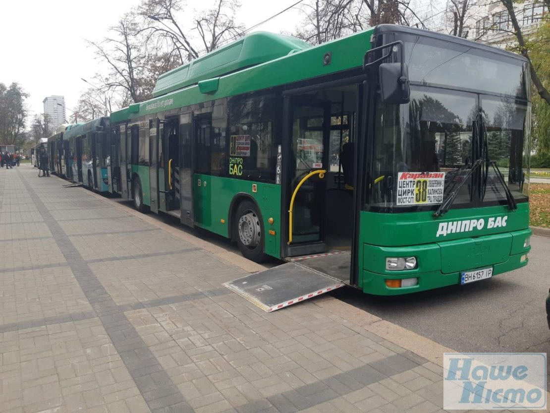 В Днепре под ОГА приехало большое количество автобусов: что происходит (Фото). Новости Днепра