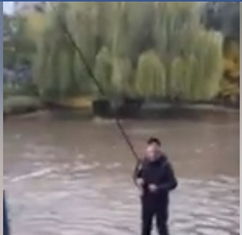 Скумбрия ушла: Днепр залило настолько, что люди ловят рыбу прямо на улицах (Видео). Новости Днепра