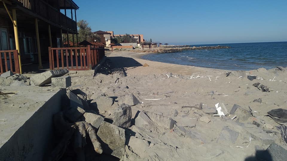 На Азовском море берег укрепили строительным мусором (Фото). Новости Днепра
