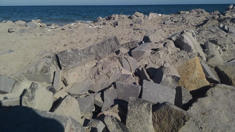 На Азовском море берег укрепили строительным мусором (Фото). Новости Днепра