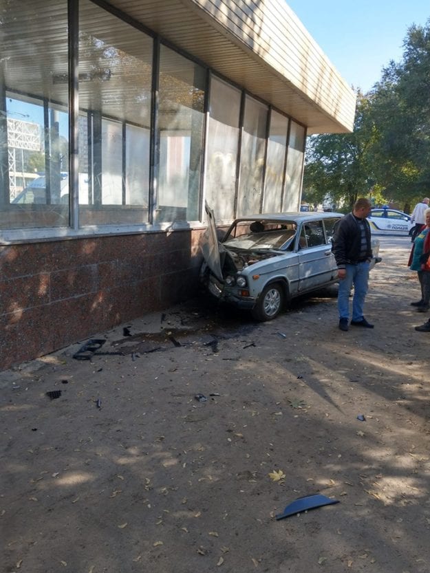 В Днепре автомобиль врезался в станцию метро (Фото). Новости Днепра