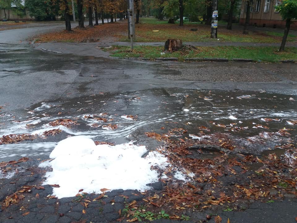 Сегодня в Кривом Роге прошел дождь, после которого на дорогах появилась белая пена. Новости Днепра