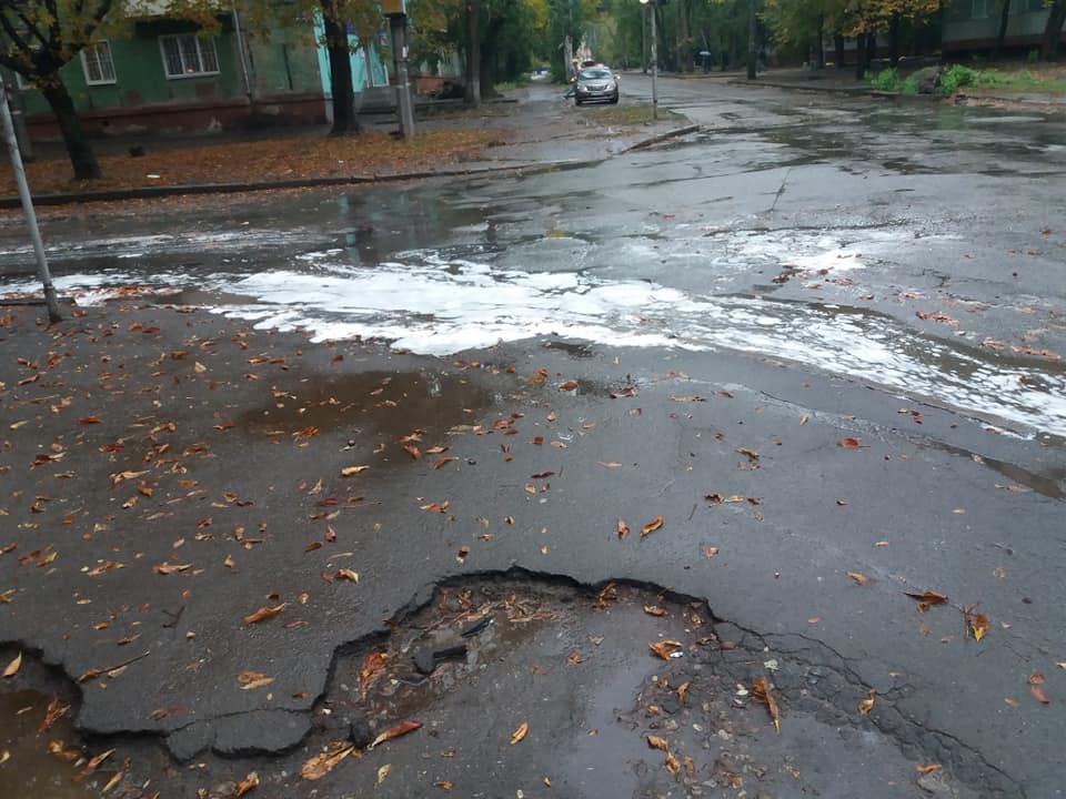 После дождя в Кривом Роге вспенились дороги: что случилось и стоит ли пугаться (Фото). Новости Днепра