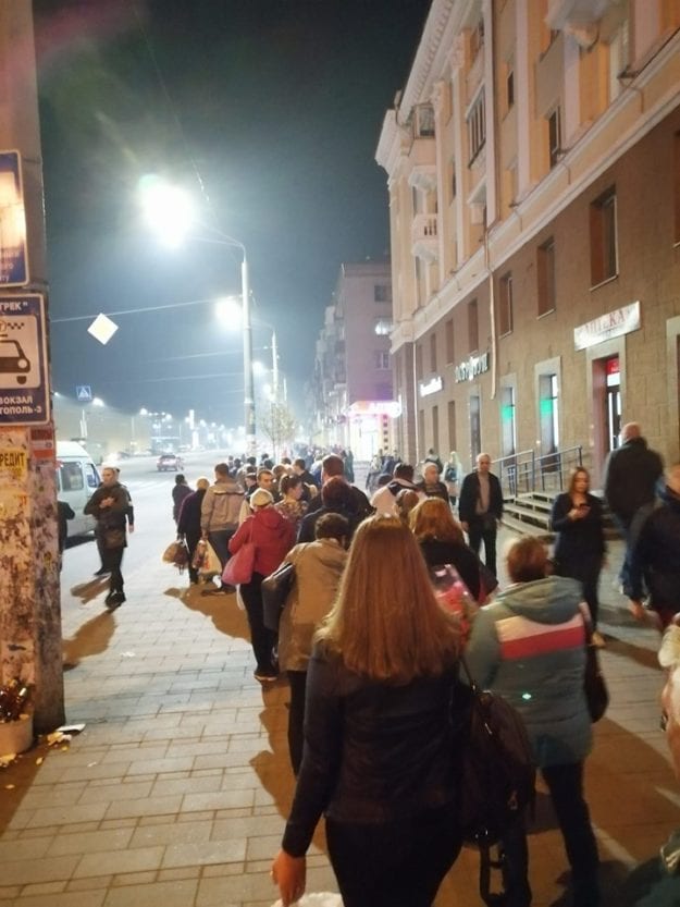 В Днепре возле ж/д вокзала по вечерам собирается огромная очередь. Новости Днепра