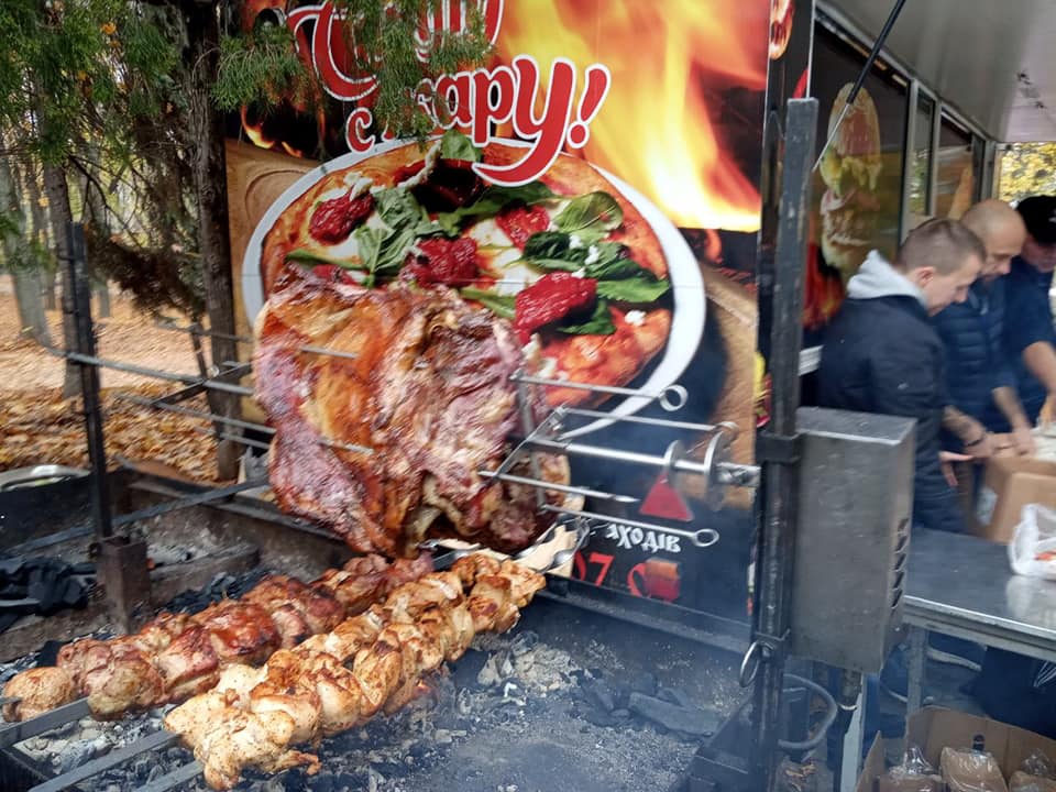 В Днепре в парке Шевченко жарят окорока и пекут кукурузу (Фото). Новости Днепра