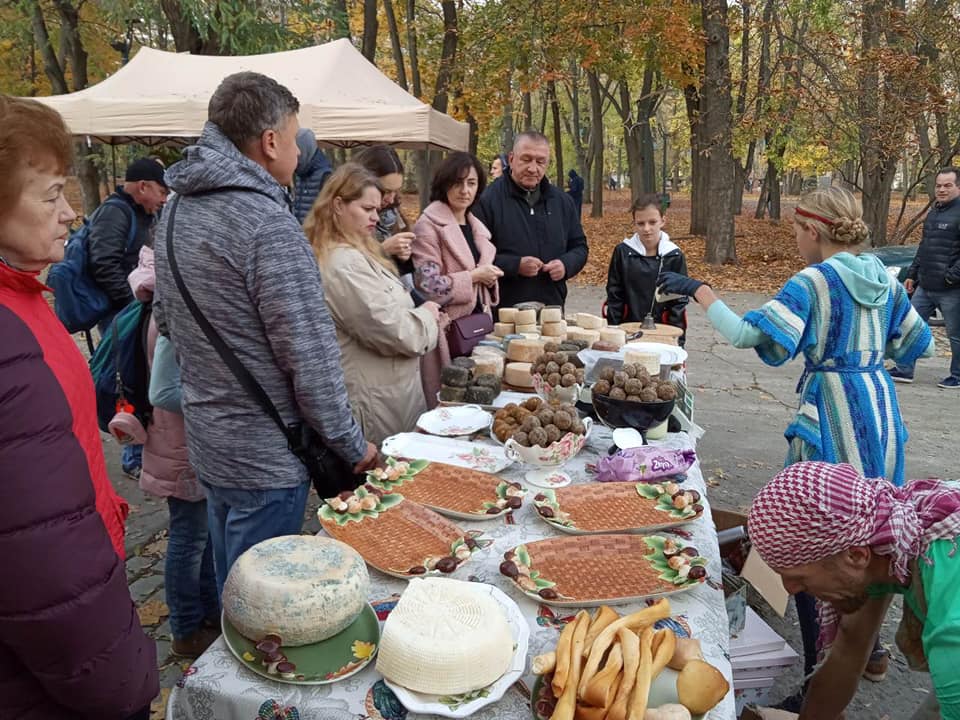 В Днепре в парке Шевченко жарят окорока и пекут кукурузу (Фото). Новости Днепра