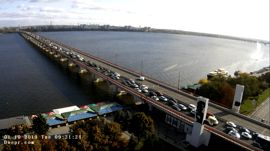В Днепре сильно затруднено движение на Новом мосту и набережной. Новости Днепра