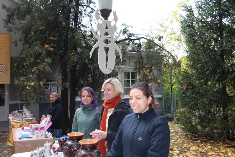 В Днепре ботсад ДНУ "захватили" огромные насекомые (Фото). Новости Днепра