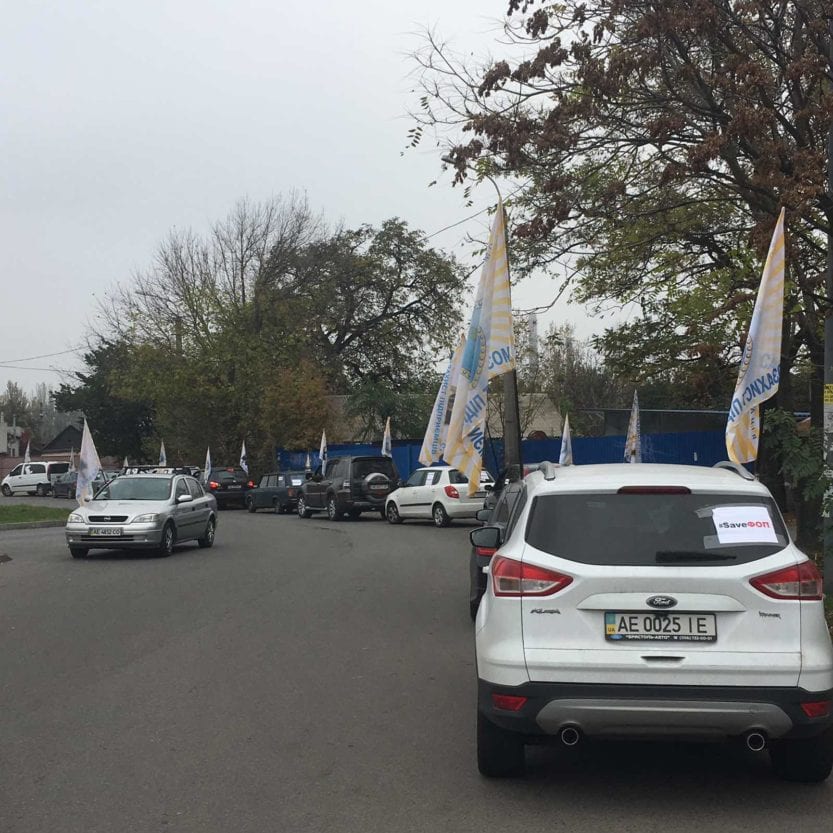 В Днепре по пр. Яворницкого промчалась колона машин с флагами: что происходит (Видео). Наше місто