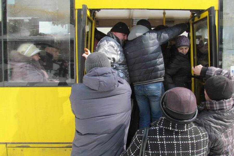 Появилось видео, как в Днепре пассажиры штурмуют 55-ю маршрутку. Новости Днепра
