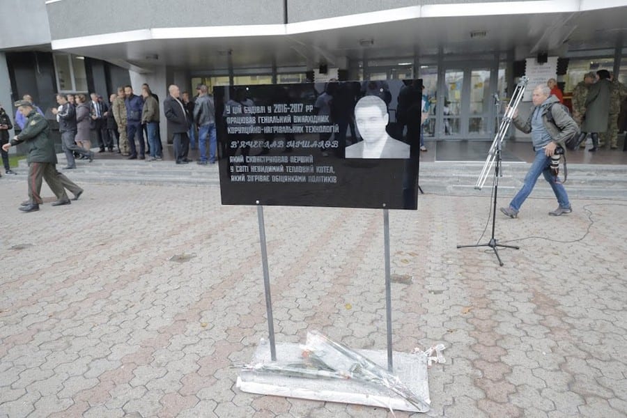 В Днепре активисты установили памятник изобретателю «котла-невидимки» Мишалову. Новости Днепра