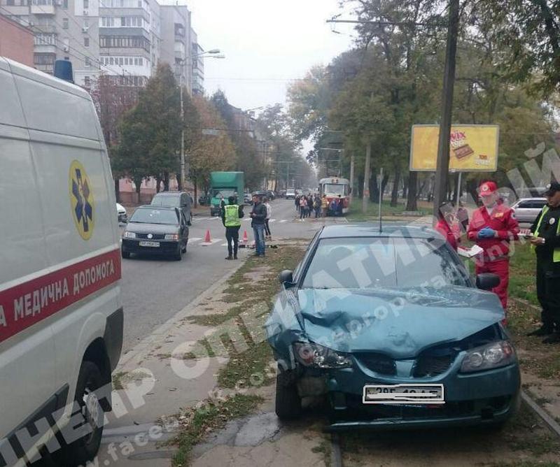 В центре Днепра авария: машину вынесло на трамвайные пути (Фото). Новости Днепра