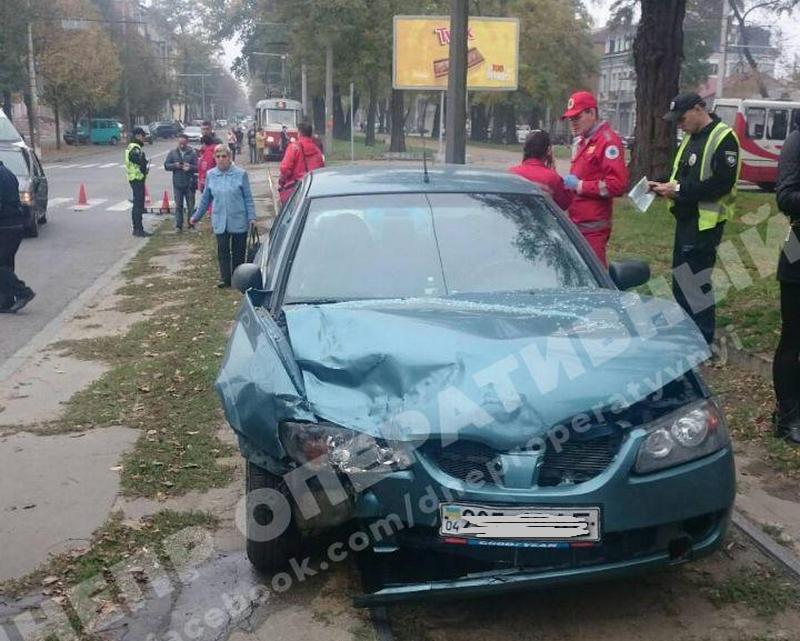 В центре Днепра авария: машину вынесло на трамвайные пути (Фото). Новости Днепра
