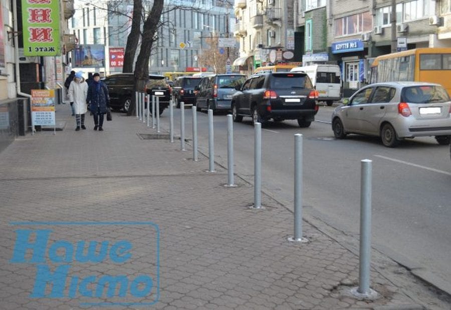 В Днепре наглые водители вырывают антипарковочные столбики. Новости Днепра