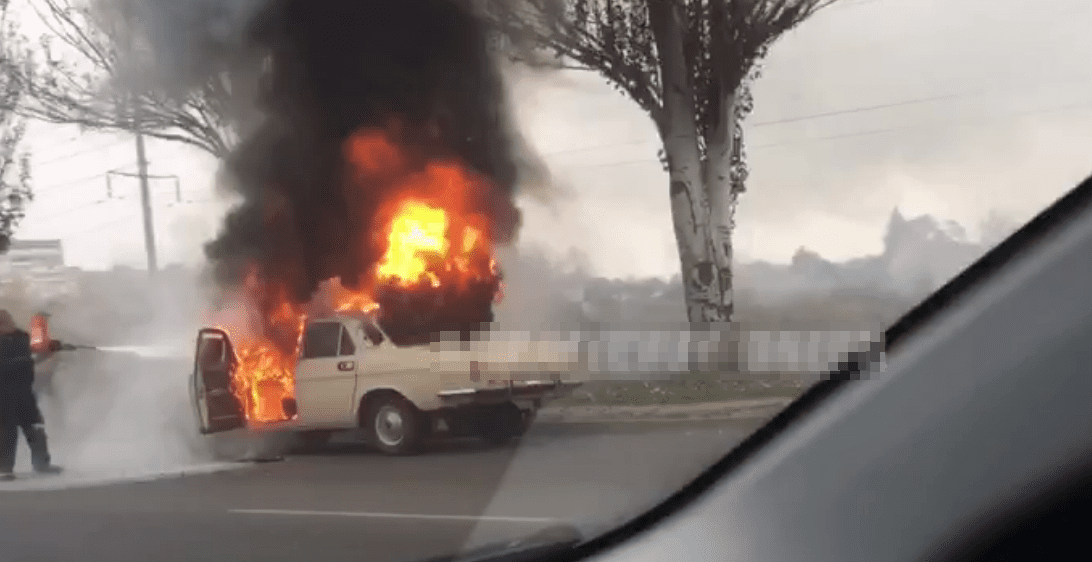 В Днепре на Донецком шоссе пылает авто (Видео). Новости Днепра