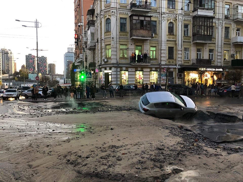 В Киеве коммунальный Армагеддон: автомобили провалились в лужи с кипятком (Фото). Наше місто