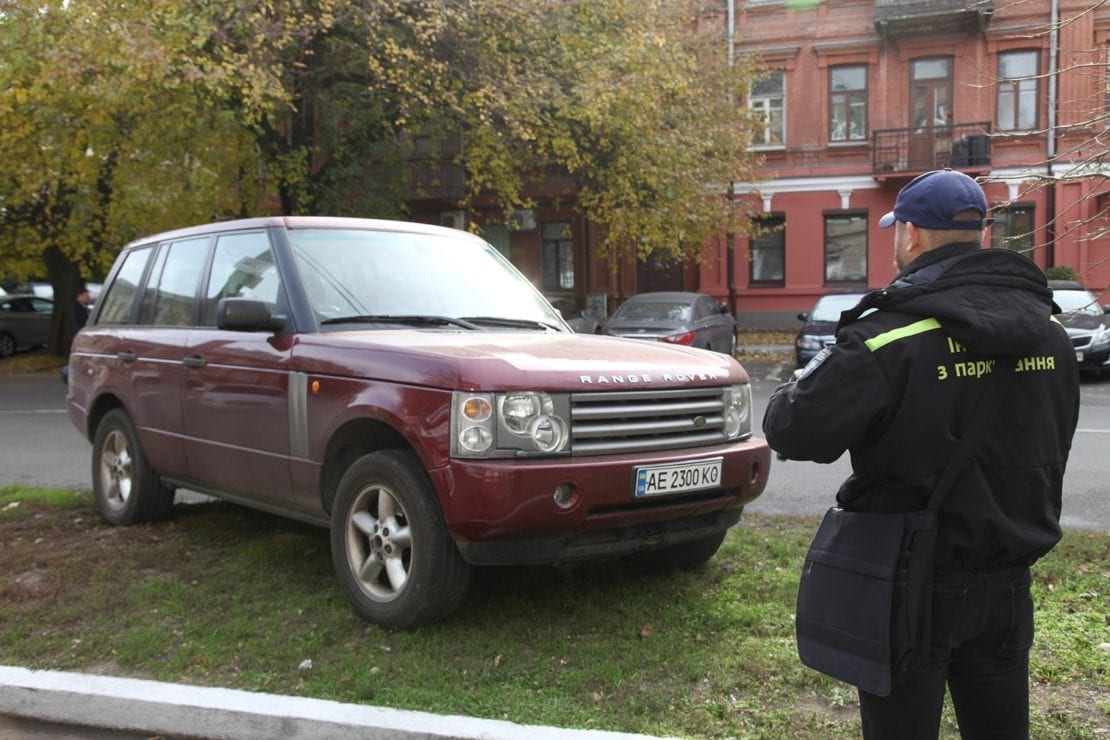 Дніпровські інспектори з паркування розповіли про алгоритм евакуації машин. Новини Дніпра